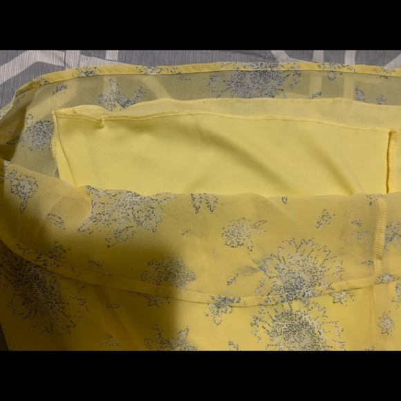 New with tags. Medium yellow dress with flower white and blue from Francescas - Picture 6 of 8